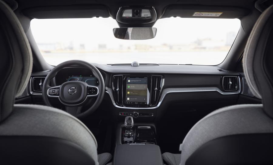 Интерьер Volvo V60 T8 Recharge AWD Inscription 2021 года  (WW) (фото 2 из 9)